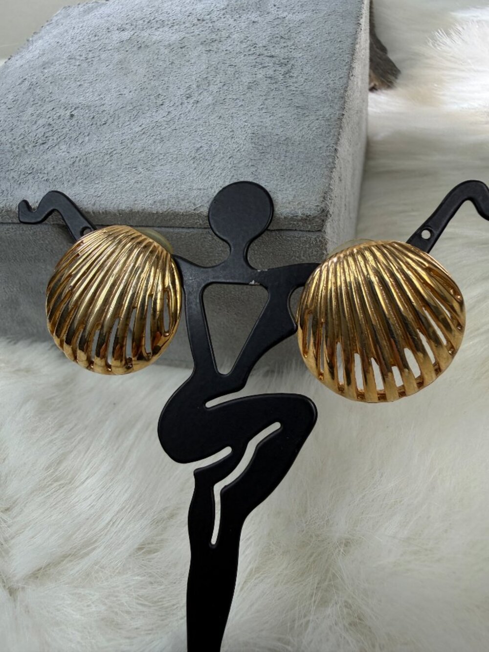 Vintage Gold Tone Chunky Clam Shell Pierced Earrings